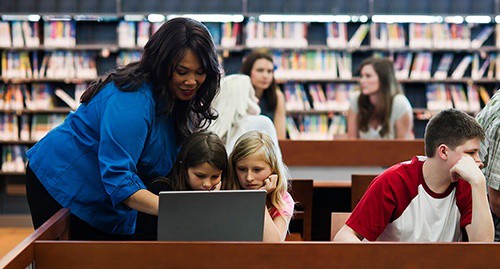 librarian helping students with technology